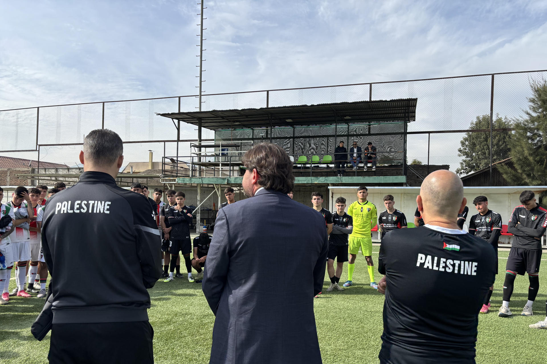 El técnico de la selección de fútbol de Palestina, Ehab Abu Jazar (i), habla durante un entrenamiento en Santiago de Chile. EFE/María José Rey
