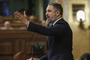El líder de Vox, Santiago Abascal interviene durante el pleno del Congreso de los Diputados este miércoles. EFE/Mariscal