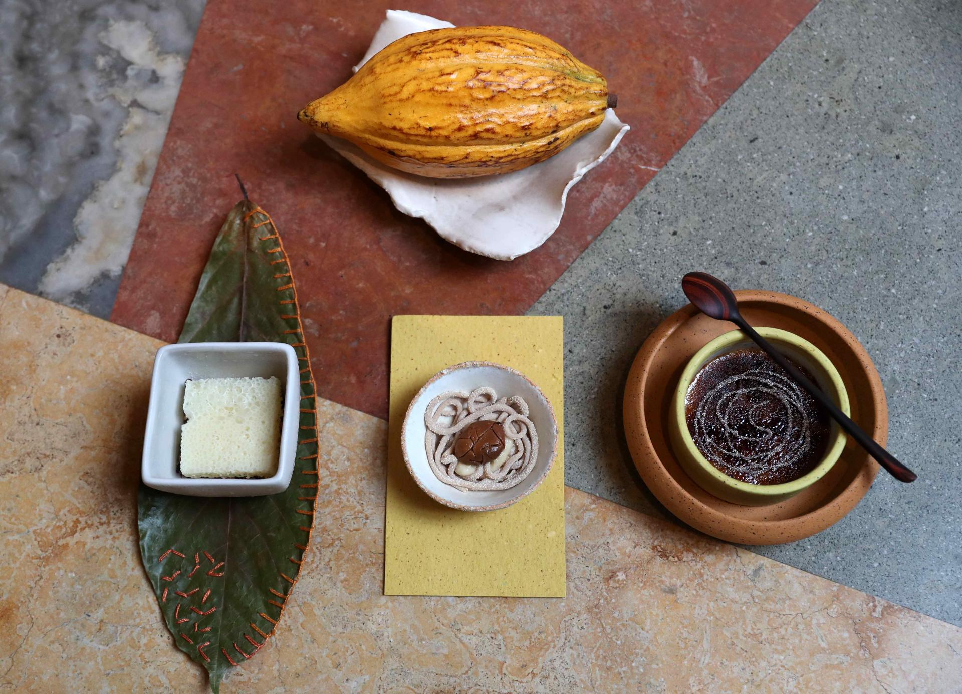 Fotografía del 3 de julio de 2025 del plato 'Theobromas mater' cacao, copoazú y macambo, en el restaurante Kjolle en Lima (Perú). EFE/Paolo Aguilar