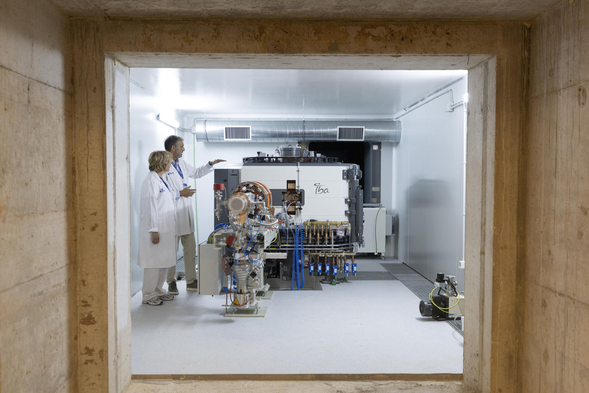 El Institut de Recerca del Hospital Universitario Vall d'Hebron (VHIR) de Barcelona ha instalado, este lunes, un tipo de acelerador de partículas denominado ciclotrón, para producir radiofármacos usados en el diagnostico y tratamiento de diversas patologías, en especial, las cancerígenas, cardíacas y neurológicas. EFE/Marta Pérez