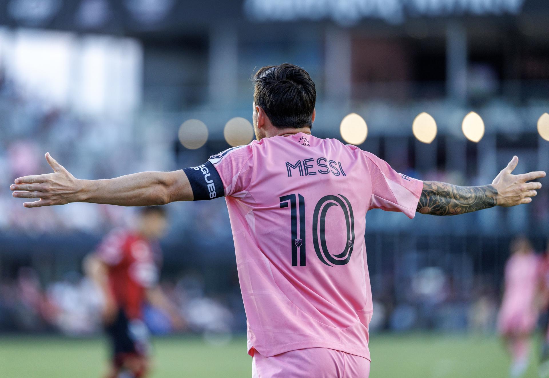 El 10 Lionel Messi aportó este miércoles dos asistencias para el triunfo de Inter Miami por 2-1 sobre el Atlas mexicano en partido de la Leagues Cup jugado en Fort Lauderdale (Florida). EFE/EPA/CRISTOBAL HERRERA-ULASHKEVICH