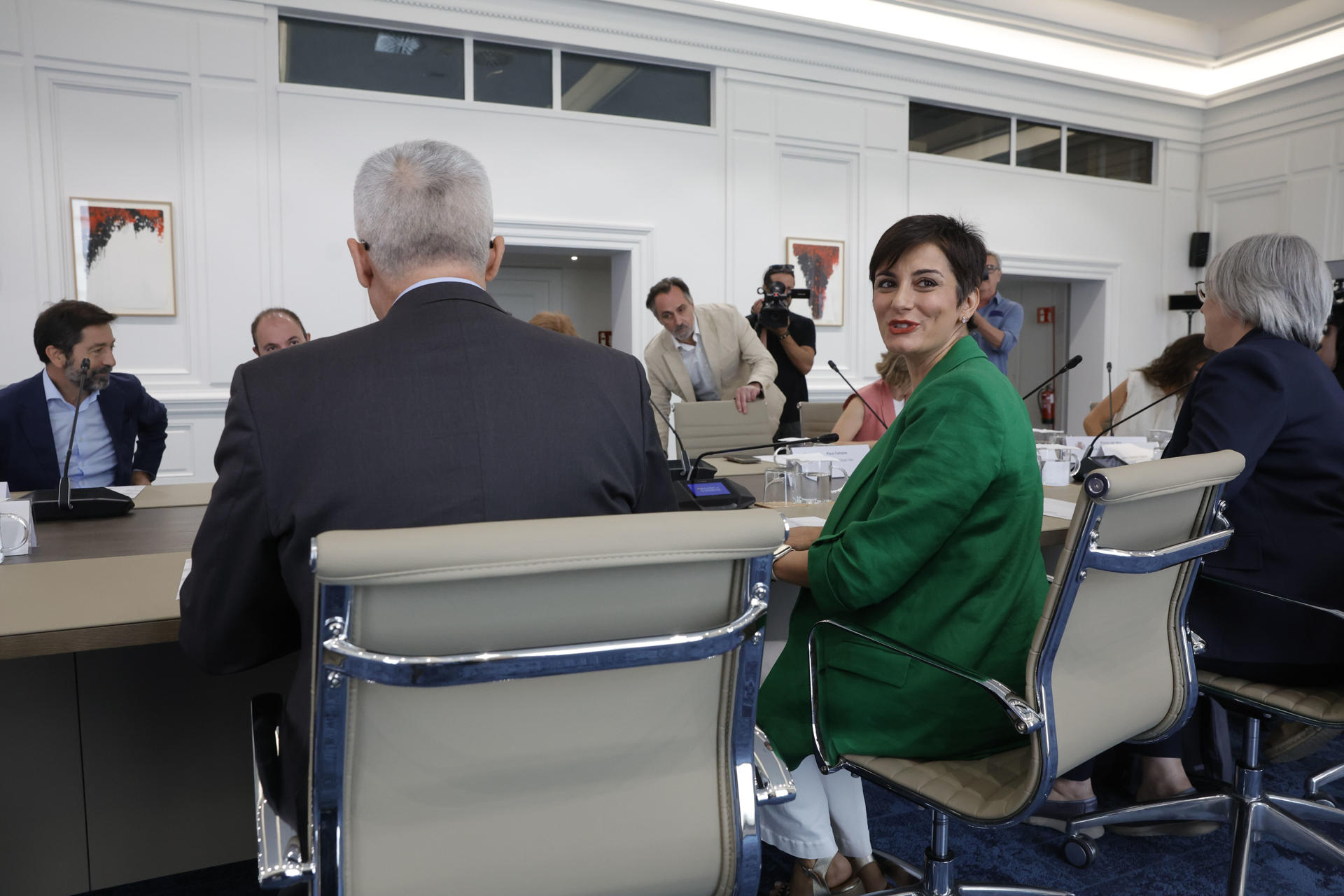 La ministra de Vivienda y Agenda Urbana, Isabel Rodríguez, se reúne con promotores y gestores de vivienda sin ánimo de lucro o de lucro limitado en el marco de los trabajos de preparación del Plan Estatal de Vivienda 2026-2030, en la sede del Ministerio en Madrid, este miércoles. EFE/ Zipi