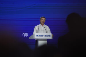 El presidente del PP, Alberto Núñez Feijóo, interviene durante la segunda jornada del Congreso del PP, en la que se aprobarán las dos ponencias, la hoja de ruta del partido de cara a la conquista de La Moncloa. EFE/ J.J. Guillén