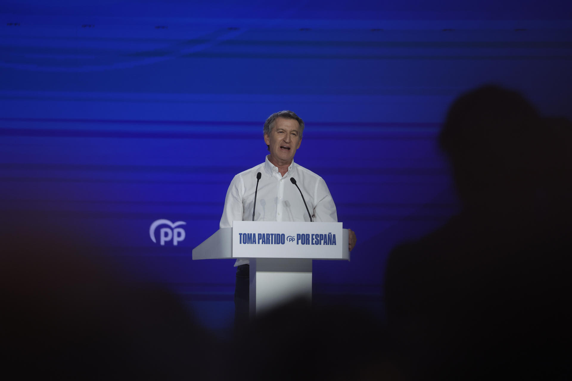 El presidente del PP, Alberto Núñez Feijóo, interviene durante la segunda jornada del Congreso del PP, en la que se aprobarán las dos ponencias, la hoja de ruta del partido de cara a la conquista de La Moncloa. EFE/ J.J. Guillén