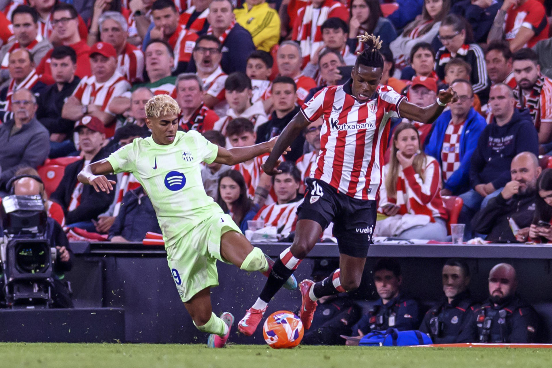 El serial sobre el futuro de Nico Williams (en la imagen), que este viernes renovó con el Athletic Club hasta 2035, terminó de la misma manera que el verano pasado para el Barcelona, que por segundo año consecutivo se ha quedado con la miel en los labios en su objetivo de firmar al extremo internacional español. EFE/Javier Zorrilla/Archivo