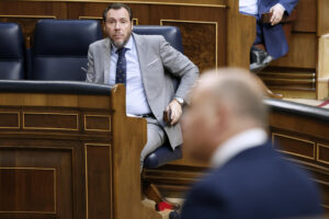 Imagen de archivo (04/07/2024).- El ministro de Transportes, Óscar Puente, escucha la intervención del portavoz popular Miguel Tellado (d), durante el pleno extraordinario del Congreso. EFE/ Mariscal