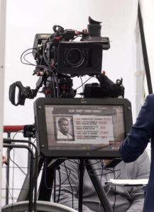 Un equipo de televisión informa sobre la noticia de que un jurado absolvió a Sean Combs de los cargos de extorsión y tráfico sexual, y lo declaró culpable de delitos menores en Nueva York, el 2 de julio de 2025. EFE/Justin Lane