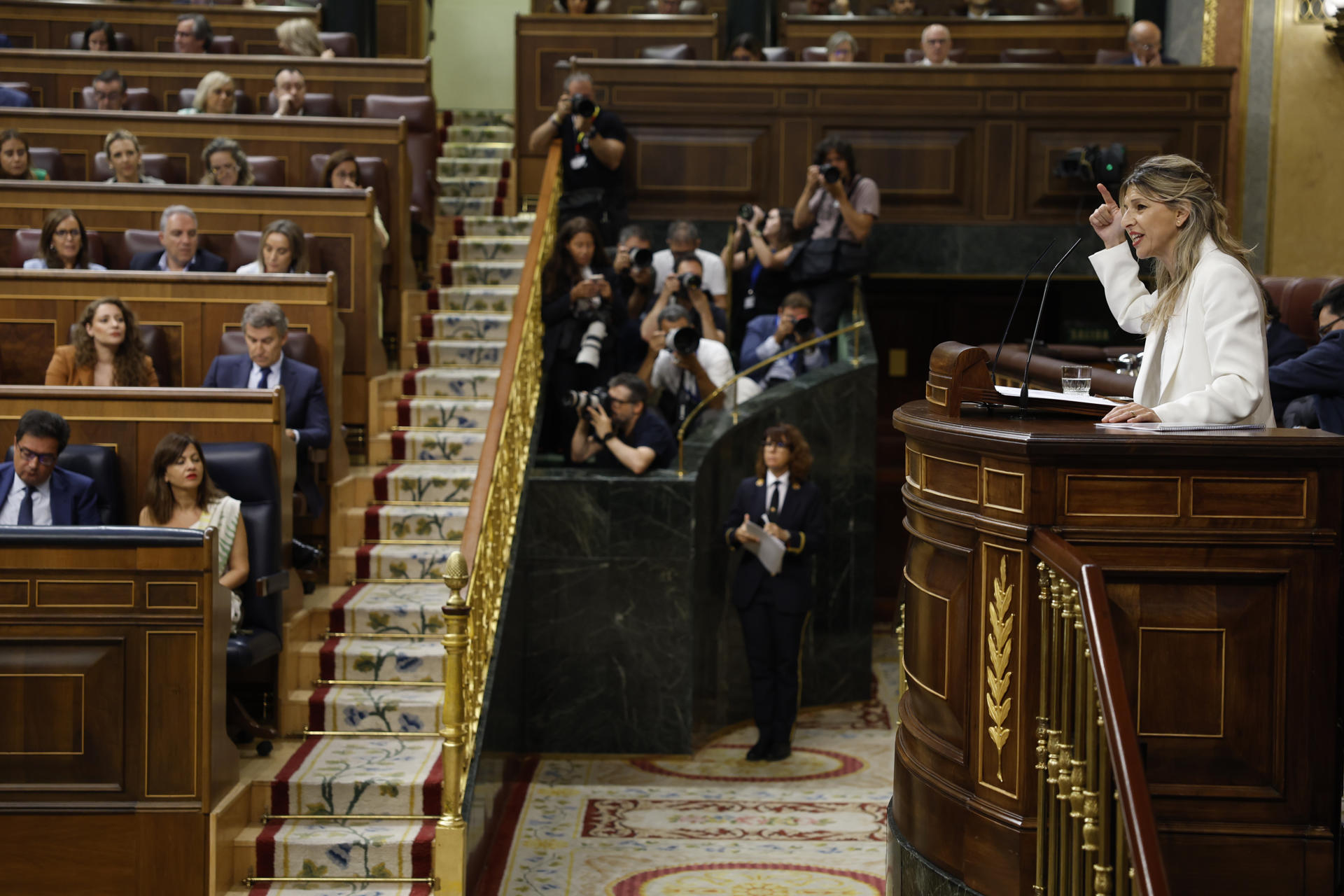La vicepresidenta segunda y ministra de Trabajo, Yolanda Díaz, interviene durante el pleno en el Congreso de los Diputados, este miércoles. EFE/ Mariscal