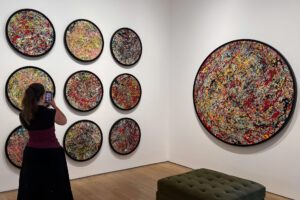 Ed Sheeran presentó este jueves en Londres su exposición benéfica 'Cosmic Carpark Paintings', con una selección de pinturas que sacan a relucir el lado más 'pollockiano' del cantante británico y que serán accesibles al público por primera vez. La galería Heni, situada en el centro de la capital británica, exhibirá desde este jueves y hasta el próximo 1 de agosto las obras del músico inglés, hasta ahora privadas, antes de ser vendidas para recaudar fondos para la fundación musical de Sheeran. EFE/ Raúl Bobé