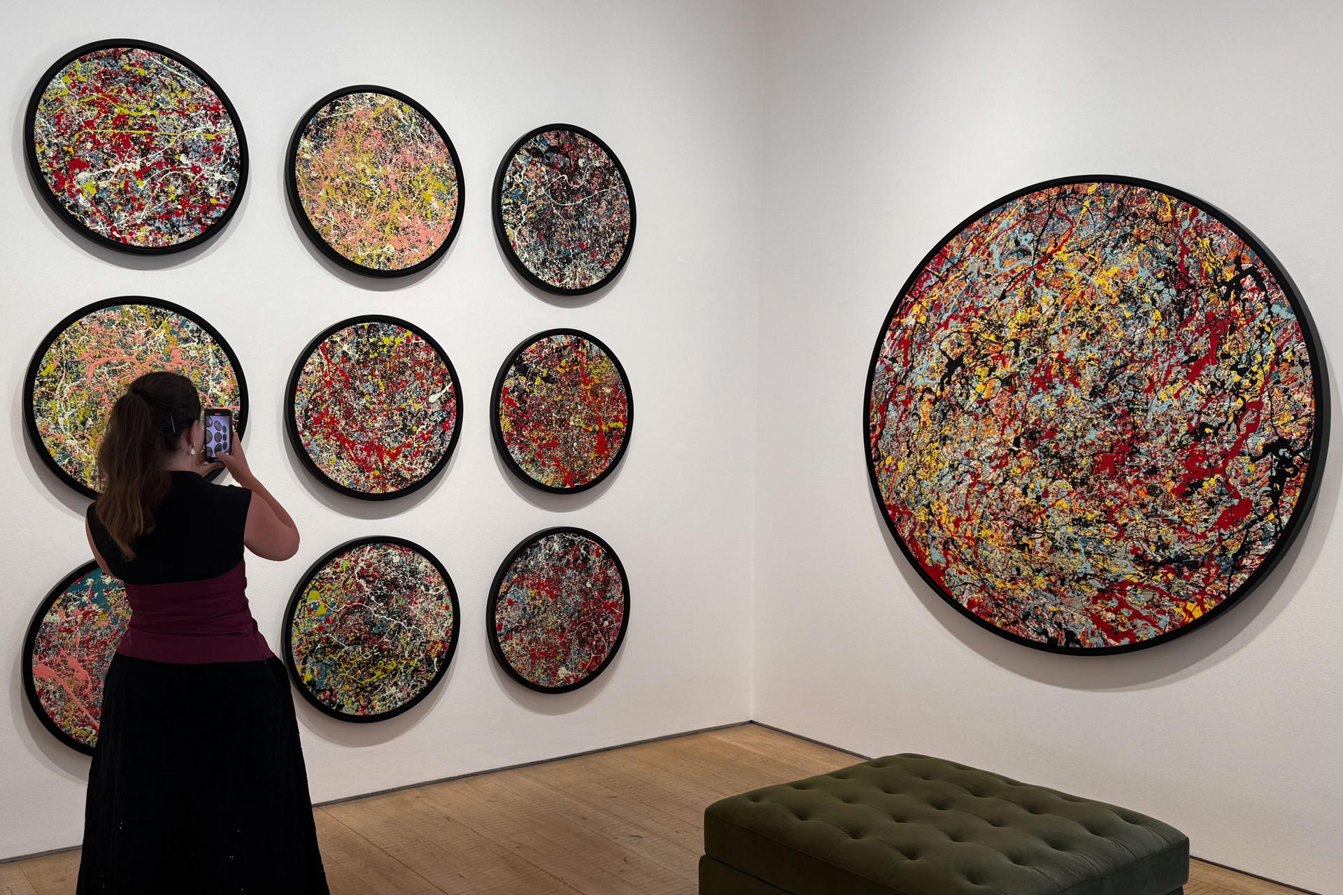 Ed Sheeran presentó este jueves en Londres su exposición benéfica 'Cosmic Carpark Paintings', con una selección de pinturas que sacan a relucir el lado más 'pollockiano' del cantante británico y que serán accesibles al público por primera vez. La galería Heni, situada en el centro de la capital británica, exhibirá desde este jueves y hasta el próximo 1 de agosto las obras del músico inglés, hasta ahora privadas, antes de ser vendidas para recaudar fondos para la fundación musical de Sheeran. EFE/ Raúl Bobé