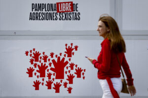 Los corredores se agolpan para participar en el segundo encierro de los Sanfermines este martes, en Pamplona. EFE/ Jesús Diges