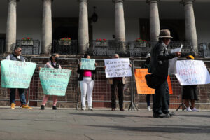 Personas sostienen carteles durante una manifestación este viernes, frente al Palacio de Gobierno en Quito (Ecuador). EFE/ José Jácome