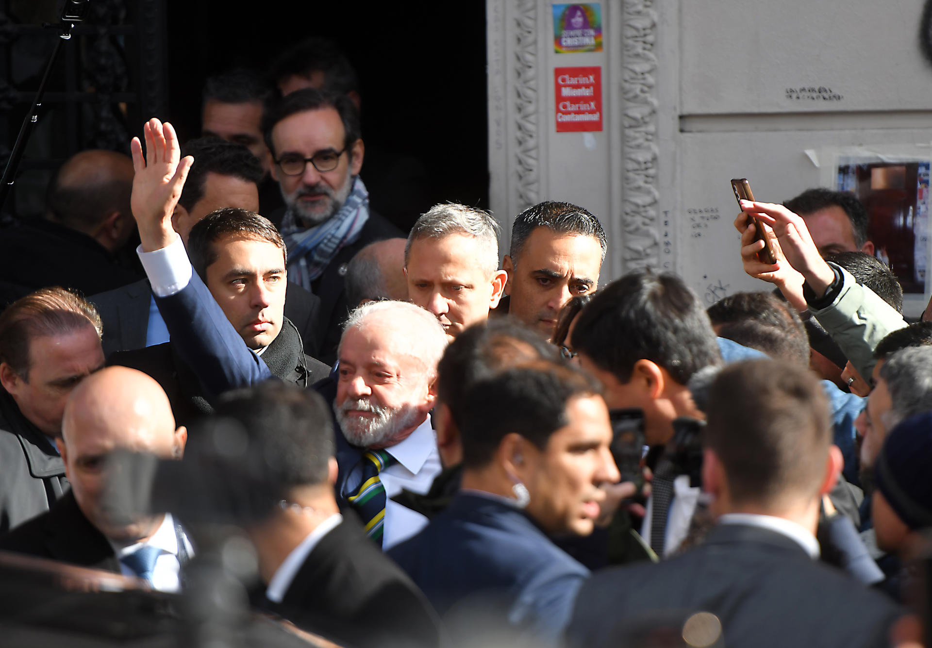 El presidente de Brasil, Luz Inácio Lula da Silva (c-i), al saludar a su llegada este jueves, 3 de julio, al domicilio de Cristina Fernández, donde la expresidenta argentina cumple prisión domiciliaria, en Buenos Aires (Argentina). EFE/Enrique García