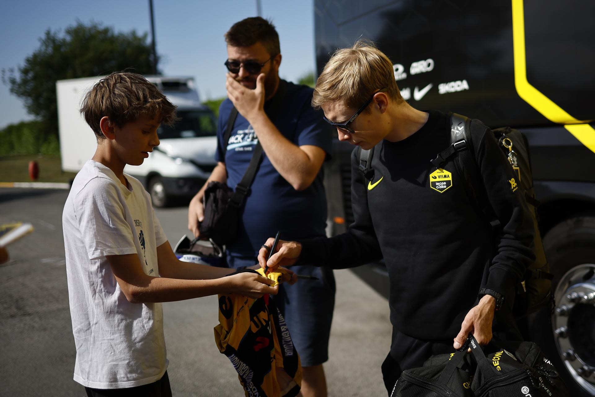 El ciclista danés Jonas Vingegaard (Visma-Lease a bike) firma un autógrafo este viernes, previo al inicio del Tour de Francia, para el que dice sentirse "más fuerte que nunca". EFE/MARTIN DIVISEK