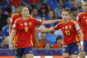 La delantera española Athenea del Castillo (d) celebra tras anotar el gol del empate este viernes, durante el partido del Grupo B de la Eurocopa 2025 que disputan las selecciones de Italia y España, en el Estadio Wankdorf, en Berna (Suiza). EFE/ Ana Escobar