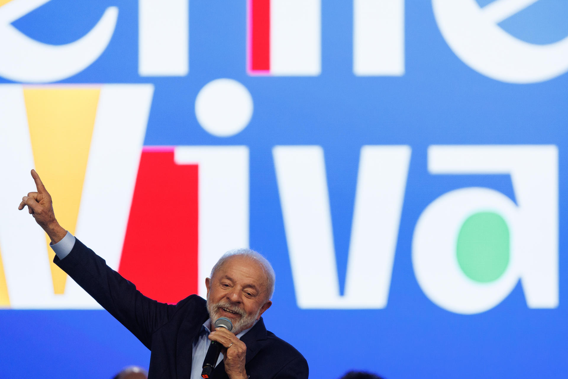 El presidente de Brasil, Luiz Inácio Lula da Silva, habla durante el lanzamiento del Plan de Urbanización de Favelas este viernes, en Osasco (Brasil). EFE/ Isaac Fontana
