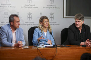 La vicepresidenta segunda y ministra de Trabajo y Economía Social, Yolanda Díaz ( ), visita este viernes Oviedo para reunirse con las sindicalistas conocidas como 'Las 6 de la Suiza', que fueron condenadas a tres años y medio de prisión por coacciones al propietario de una pastelería de la ciudad, y para participar después en la Escuela de Verano Anita Sirgo. En la imagen durante la rueda de prensa posterior a la reunión, acompañada del diputado de IU, Javier González Vegas (d) y del secretario general de IU de Asturias, Ovidio Zapico (i). EFE/ J.L.Cereijido