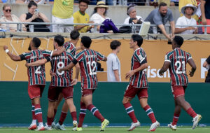 Jugadores de Fluminense celebran este viernes el gol del centrocampista Martinelli (8) que tiene ganando al club brasileño por 1-0 al término del primer tiempo del partido de cuartos de final del Mundial de Clubes en Orlando (Florida). EFE/EPA/CRISTOBAL HERRERA-ULASHKEVICH