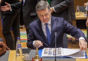 Bruselas, 7 jul (EFE).- Los ministros de Economía y Finanzas de la eurozona (el Eurogrupo) eligieron este lunes al titular de Finanzas irlandés, Paschal Donohoe, como presidente de este foro para el que será su tercer mandato al frente de mismo. EFE/EPA/OLIVIER MATTHYS