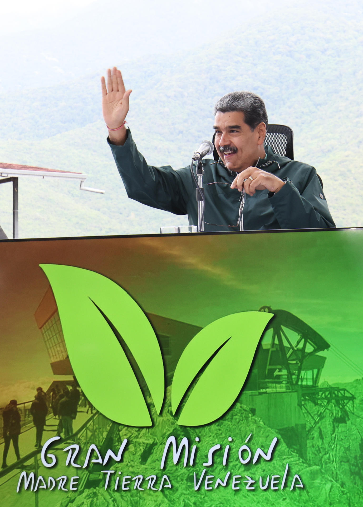 Fotografía cedida por prensa del Palacio de Miraflores donde se observa al presidente de Venezuela, Nicolás Maduro, saludando durante el lanzamiento de la Gran Misión Madre Tierra Venezuela este jueves, en Mérida (Venezuela). EFE/ Palacio Miraflores / SOLO USO EDITORIAL/SOLO DISPONIBLE PARA ILUSTRAR LA NOTICIA QUE ACOMPAÑA (CRÉDITO OBLIGATORIO)