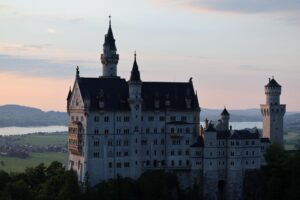 Imagen del castillo de Neuschwastein, en el que Walt Disney se inspiró para el de 'La bella durmiente', y que forma parte de una candidatura alemana para convertir en Patrimonio Mundial de la Unesco los palacios reales de Luis II de Baviera- Neuschwanstein, Linderhof, Schachen y Herrenchiemsee-. EFE/EPA/ANNA SZILAGYI