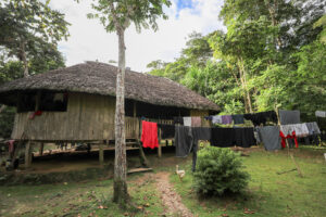 Fotografía del 26 de junio de 2025 de una casa de la comunidad indígena en Sarayaku (Ecuador). EFE/JOSÉ JÁCOME