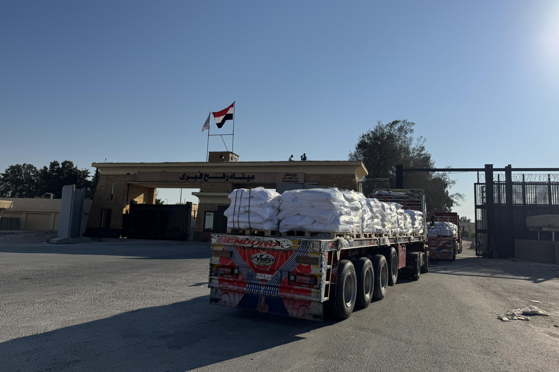 Decenas de camiones de ayuda humanitaria cruzaron este domingo la frontera egipcia de Rafah hacia la Franja de Gaza, pero antes pasando por territorio israelí para su inspección, afirmaron fuentes oficiales egipcias y constató EFE, en una jornada en la que Israel ha anunciado una "pausa táctica". EFE/Stringer