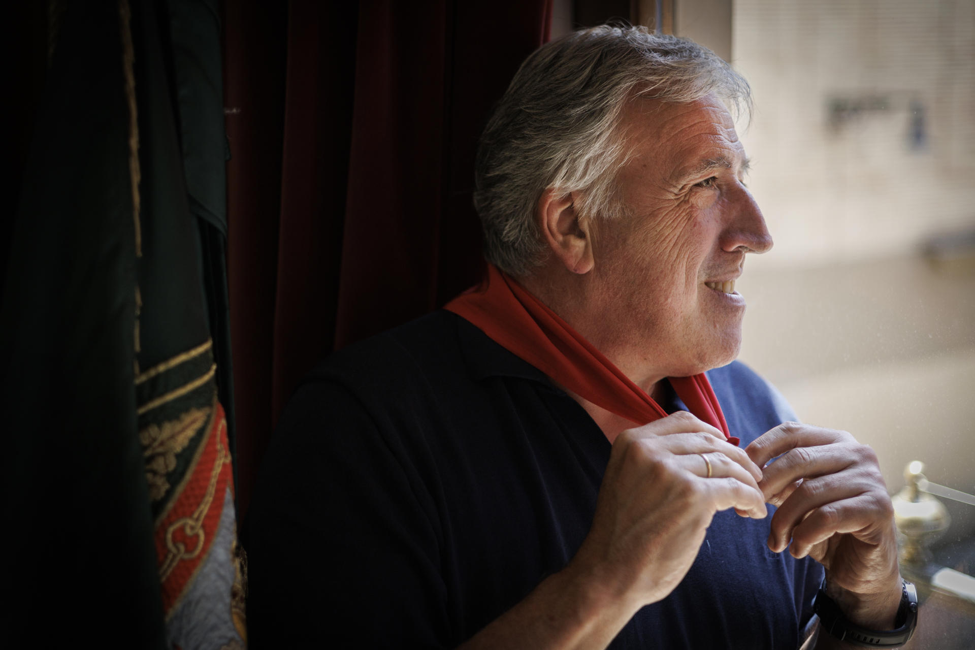 El alcalde de Pamplona, Joseba Asiron, durante la entrevista con EFE a escasos días de inicio de los Sanfermines 2025 en la que invita a disfrutar de unas fiestas con un marcado "carácter popular, accesible e inclusivo" donde estará muy presente la defensa de los derechos humanos con la mirada puesta en Palestina al haber sido elegida para lanzar el chupinazo una plataforma de apoyo al pueblo palestino. EFE/Villar López