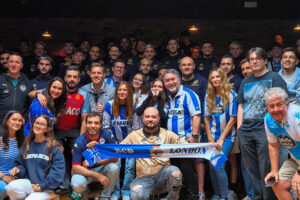 El Deportivo de La Coruña se reencontró con sus aficionados en Inglaterra una década después de su última visita al Reino Unido en un encuentro en Londres con seguidores deportivistas que pudieron disfrutar de un almuerzo informal con la plantilla y cuerpo técnico. El conjunto del noroeste de España cayó derrotado este miércoles un encuentro amistoso ante el Watford (1-0) en el primer partido de esta gira veraniega en el Reino Unido, antes de trasladarse a Middlesbrough, donde disputarán el 2 de agosto el último encuentro antes de regresar a Galicia predispuestos a dar alegrías a la afición. -EFE/Guillermo Garrido