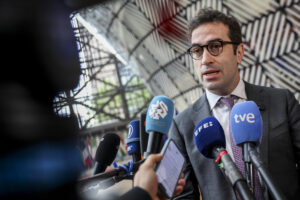 El ministro de Economía, Comercio y Empresa, Carlos Cuerpo, aseguró este lunes que un acuerdo entre Estados Unidos y la Unión Europea está todavía al alcance pese a la decisión del presidente Donald Trump de imponer aranceles del 30 % al bloque comunitario, pero pidió avanzar en paralelo en medidas de reequilibrio por si no hay consenso antes del 1 de agosto. A su llegada a un Consejo de ministros de Comercio europeos que se celebra este lunes en Bruselas, Cuerpo pidió "intensificar los esfuerzos en las próximas semanas" para cerrar ese acuerdo con Washington y subrayó que la situación actual es parecida a la de antes del anuncio de Trump porque estos aranceles del 30 % no entran en vigor hasta el 1 de agosto.-EFE/ Pablo Garrigós