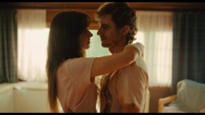 Fotograma cedido donde aparece Alison Brie como Millie y Dave Franco como Tim, durante una escena de la película de horror romántico, 'Together', que se estrena en las salas de cine este 30 de julio. EFE/ Germain Mcmicking / Neon