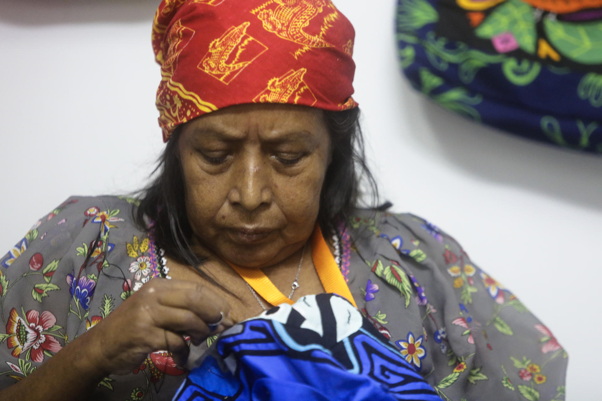 Una indígena elabora piezas artesanales de su región este miércoles, en la 45ª Feria Nacional de Artesanías, Centro de Convenciones de ATLAPA, Ciudad de Panamá (Panamá). EFE/Carlos Lemos
