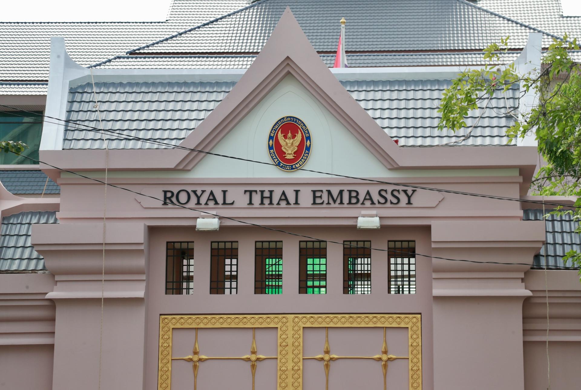 PHNOM PENH (Cambodia), 24/07/2025.- The Royal Thai Embassy in Phnom Penh, Cambodia, 24 July 2025. Thailand has recalled its ambassador from Cambodia and announced the expulsion of Cambodia’s envoy in Bangkok following a landmine blast that seriously injured a Thai soldier, according to a statement from the Prime Minister’s Office. Armed clashes erupted between Thai and Cambodian forces along the disputed border on 24 July, with both sides accusing each other of initiating the exchange amid escalating tensions. (Camboya, Tailandia) EFE/EPA/KITH SEREY