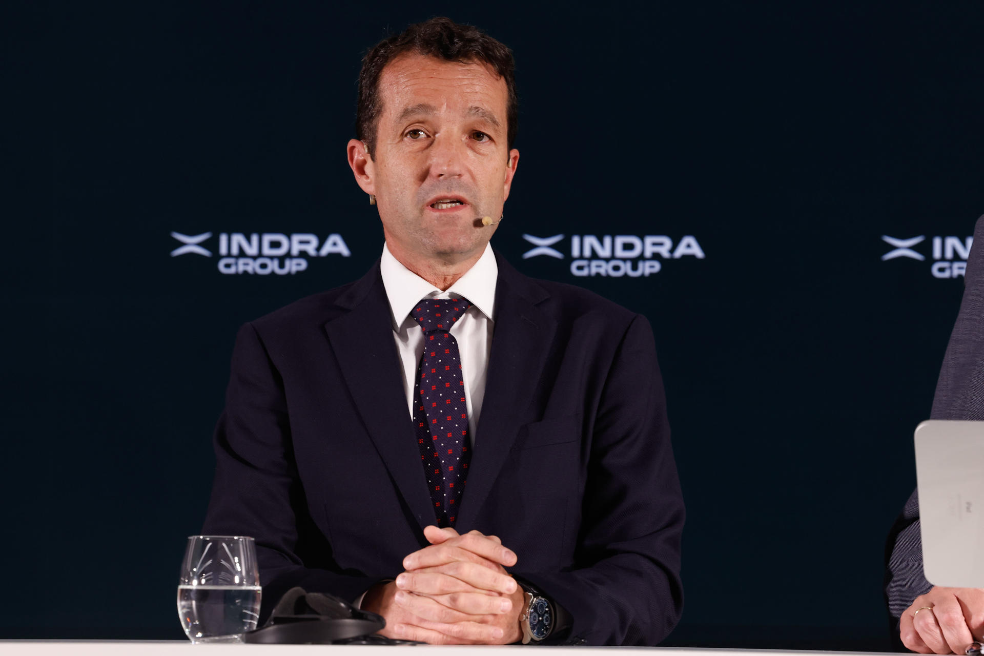 El presidente ejecutivo de Indra, Ángel Escribano, durante la presentación de resultados de la empresa este miércoles, en Madrid. Indra obtuvo un beneficio neto de 215 millones de euros en el primer semestre de 2025, un 87,7 % más que en el mismo periodo de 2024, como consecuencia de la mejora operativa y por el impacto puntual en los resultados financieros del aumento en la valoración de la participación que tiene en Tess Defence. EFE/ Chema Moya