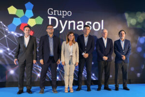 La presidenta de Cantabria, María José Sáenz de Buruaga, ha participado en la presentación de la nueva línea de producción de caucho de estireno-butadieno (SSBR) que la planta del grupo Dynasol en Gajano (Marina de Cudeyo) ha puesto en funcionamientotras una inversión de 72 millones de euros y que va a permitir aumentar la producción de la factoría cántabra en 20.000 toneladas de caucho. EFE/ Celia Agüero Pereda