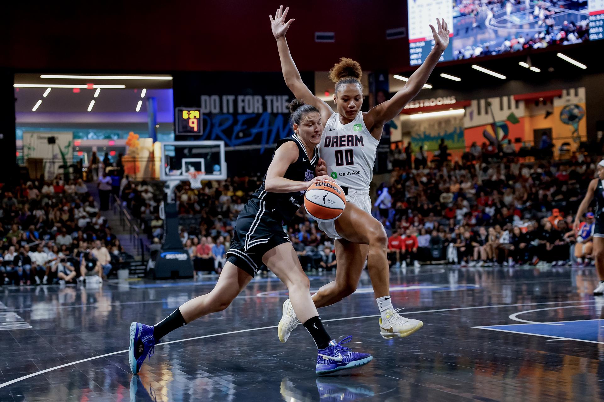 Cecilia Zandalasini (i), en acción contra Naz Hillmon en partido de la WNBA en College Park, Georgia. EFE/EPA/ERIK S. LESSER SHUTTERSTOCK OUT