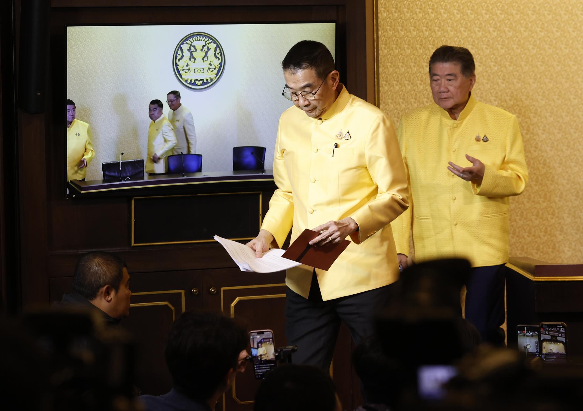 BANGKOK (Thailand), 29/07/2025.- Thailand's acting Prime Minister Phumtham Wechayachai (R) and the Foreign Affairs Minister Maris Sangiampongsa (2-R) leave after a press conference following the cabinet meeting at the Government House in Bangkok, Thailand, 29 July 2025. Thailand is preparing to file formal protests with the Association of Southeast Asian Nations (ASEAN), the United States, and China. All branches of the Thai armed forces have been ordered to maintain full readiness to defend the Kingdom of Thailand's sovereignty. (Protestas, Camboya, Tailandia, Estados Unidos) EFE/EPA/NARONG SANGNAK