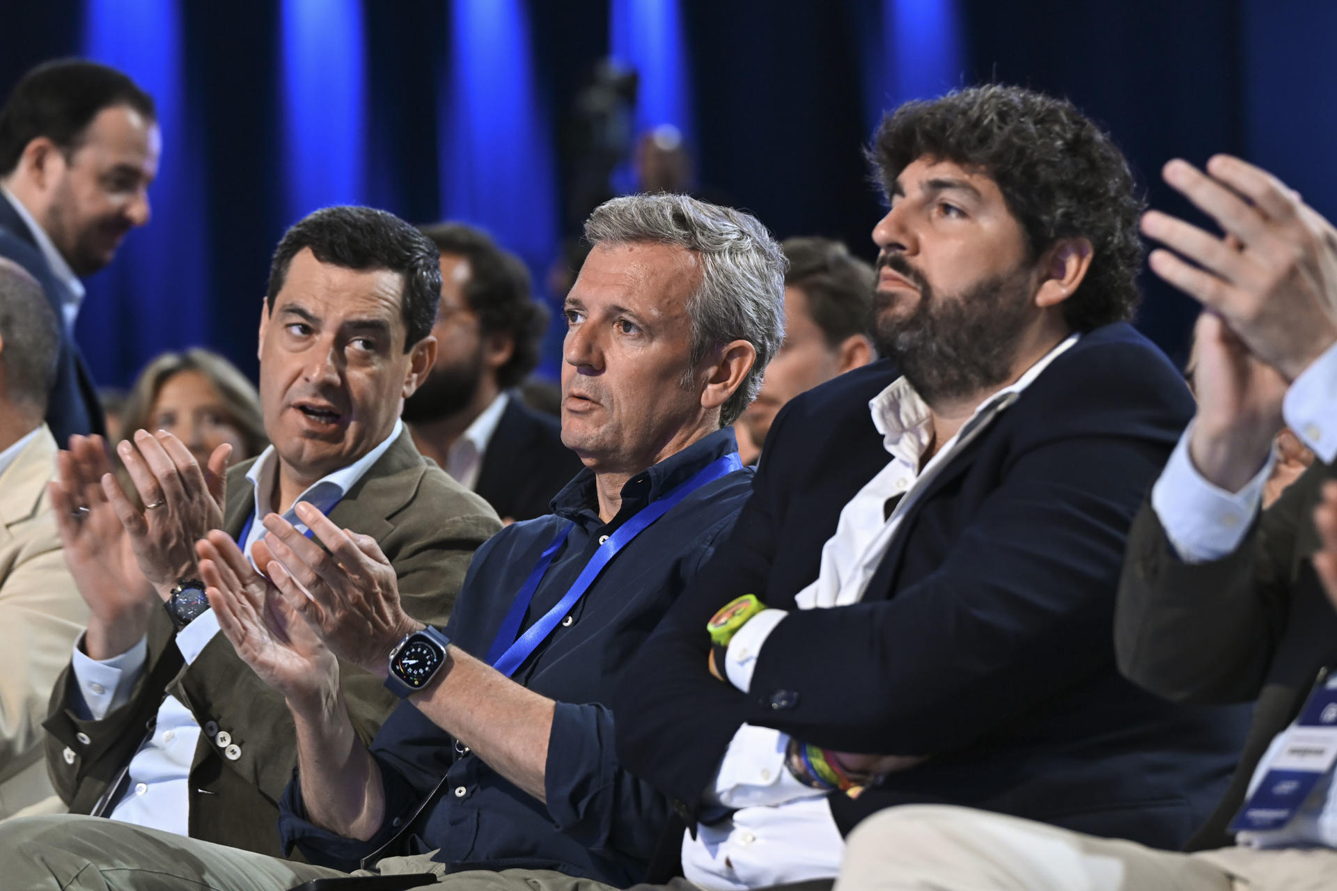 El presidente de Andalucía, Juan Manuel Moreno Bonilla (i-d), el de Galicia, Alfonso Rueda, y el de Murcia, Fernando López Miras, durante la segunda jornada del Congreso del partido, en la que Feijóo será reelegido presidente de la formación y en la que se aprobarán las dos ponencias, la hoja de ruta del partido de cara a la conquista de La Moncloa, este sábado. EFE/ Fernando Villar
