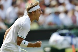 El estadounidense Taylor Fritz no dio muestras de cansancio y no dio opción al español Alejandro Davidovich (en la imagen), al que derrotó por 6-4, 6-3, 6-7 (5) y 6-1 para hacerse un hueco en los octavos de final de Wimbledon. EFE/EPA/TOLGA AKMEN EDITORIAL USE ONLY