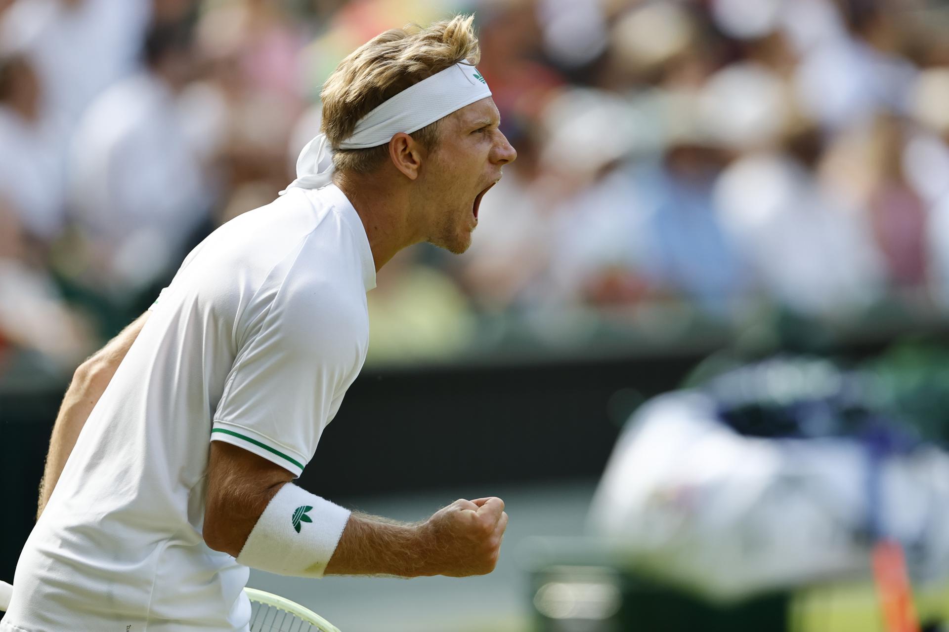 El estadounidense Taylor Fritz no dio muestras de cansancio y no dio opción al español Alejandro Davidovich (en la imagen), al que derrotó por 6-4, 6-3, 6-7 (5) y 6-1 para hacerse un hueco en los octavos de final de Wimbledon. EFE/EPA/TOLGA AKMEN EDITORIAL USE ONLY