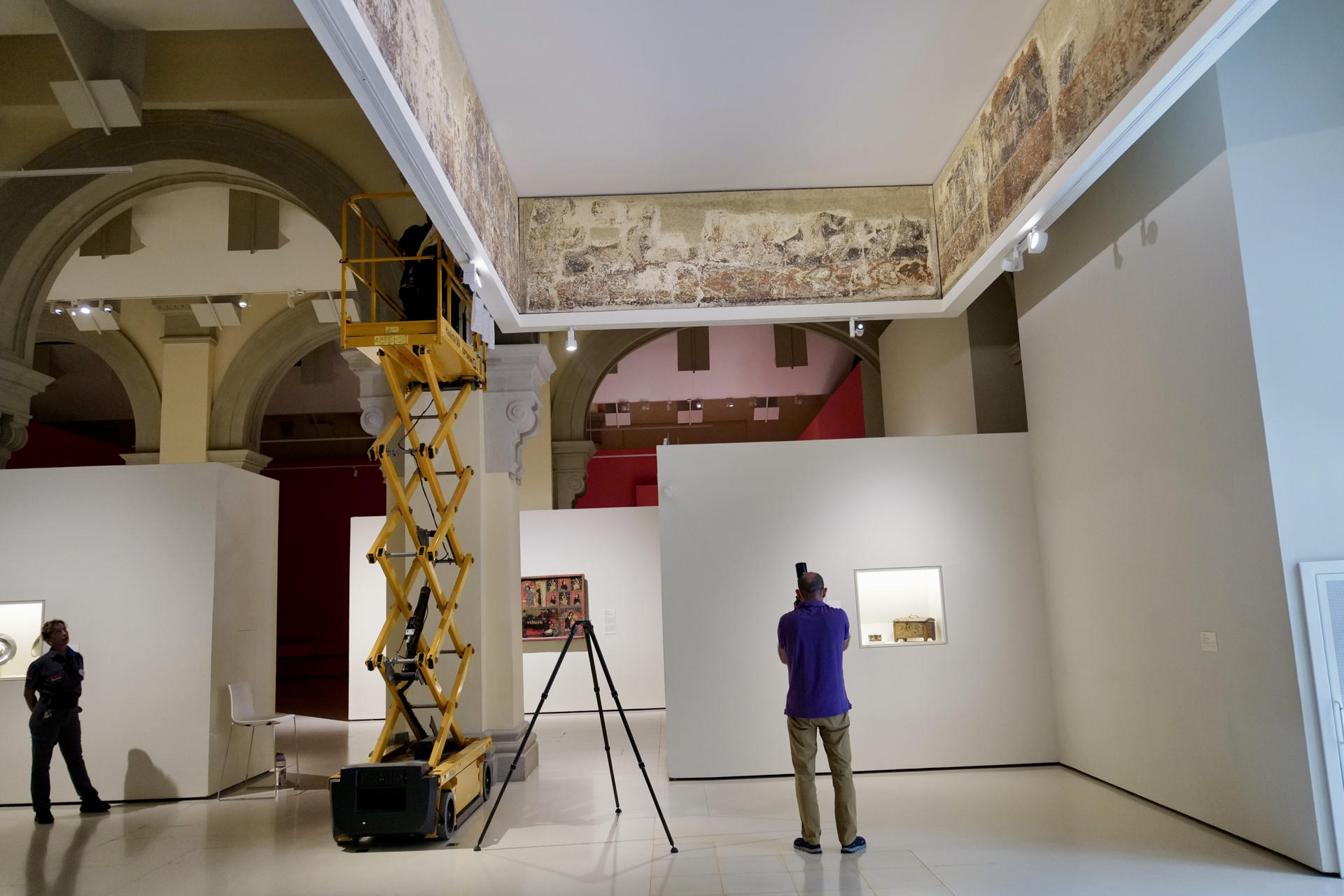 Los cuatro técnicos aragoneses que preparan la vuelta al Monasterio de Sijena de las pinturas de la Sala Capitular que hoy día se exponen en el Museo Nacional de Arte de Cataluña (MNAC) estudiarán al detalle hasta el miércoles las medidas, el color, la textura y los anclajes de las piezas para conocer con "precisión absoluta" sus condiciones antes de proceder al traslado. EFE/Fabian Simon/Gobierno de Aragón / SOLO USO EDITORIAL/SOLO DISPONIBLE PARA ILUSTRAR LA NOTICIA QUE ACOMPAÑA (CRÉDITO OBLIGATORIO)