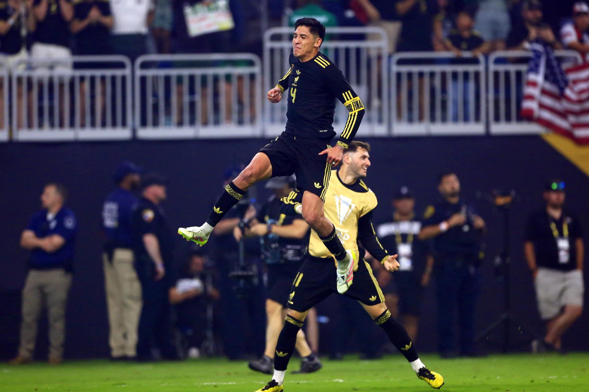 Edson Álvarez, de México, reacciona después de anotar un gol contra Estados Unidos durante la final de la Copa Oro de la Concacaf entre Estados Unidos y México en Houston, Texas (Estados Unidos). EFE/CARLOS RAMIREZ