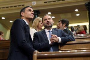 El presidente del Gobierno, Pedro Sánchez, y el exministro José Luis Ábalos, en una imagen de archivo. EFE/J.J. Guillén