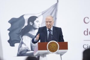 El fiscal general de la República, Alejandro Gertz Manero, habla durante una rueda de prensa este martes, en Palacio Nacional de la Ciudad de México (México). EFE/Sáshenka Gutiérrez