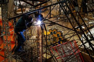 Fotografía de archivo de un operario de una fábrica metalmecánica en Sao Paulo (Brasil). EFE/Fernando Bizerra