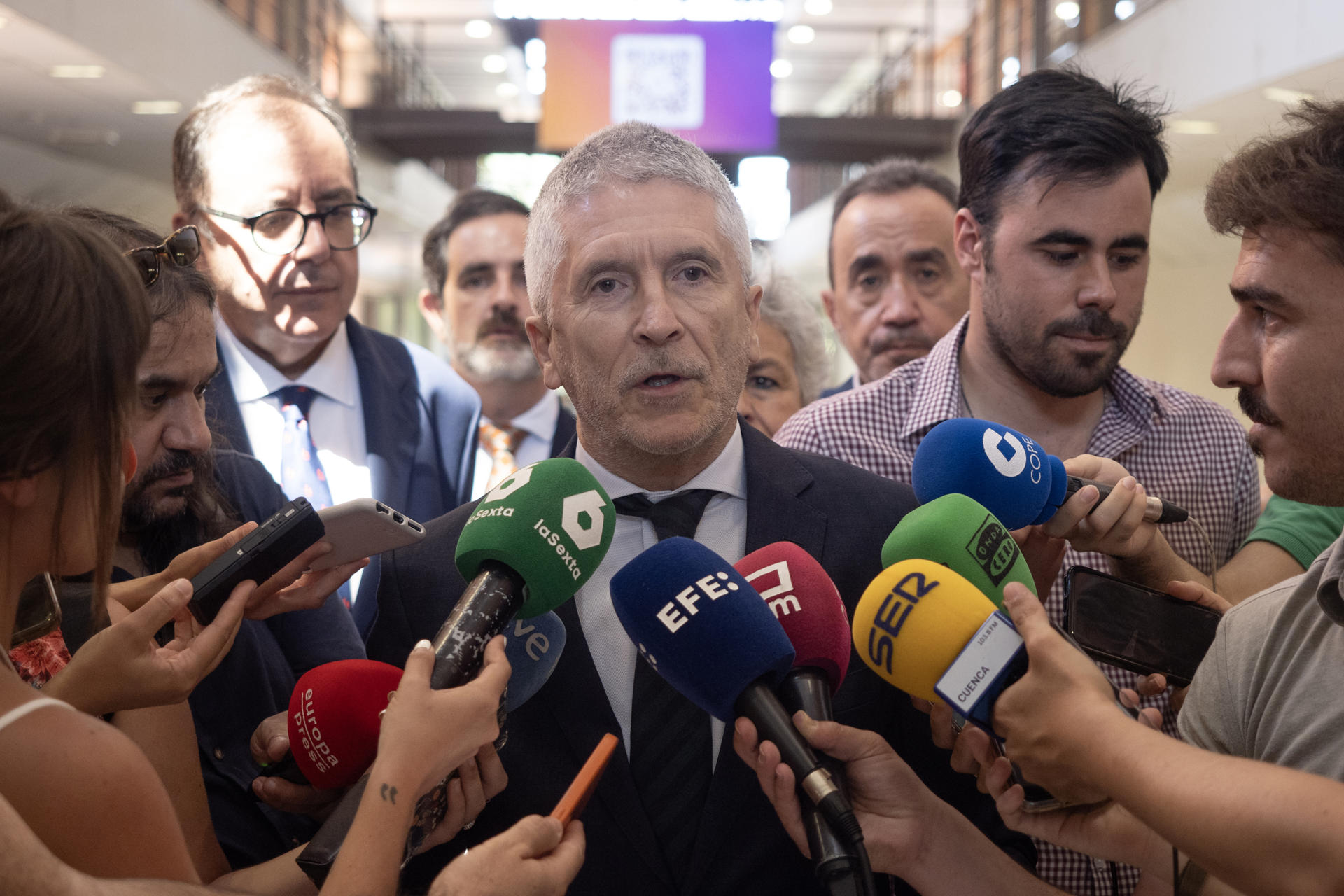 El ministro del Interior, Fernando Grande-Marlaska, atiende a la prensa a su llegada al acto de entrega de diplomas a la nueva promoción de técnicos de Instituciones Penitenciarias en la Universidad de Castilla-La Mancha, este viernes en Cuenca. EFE/ Álvaro Del Olmo