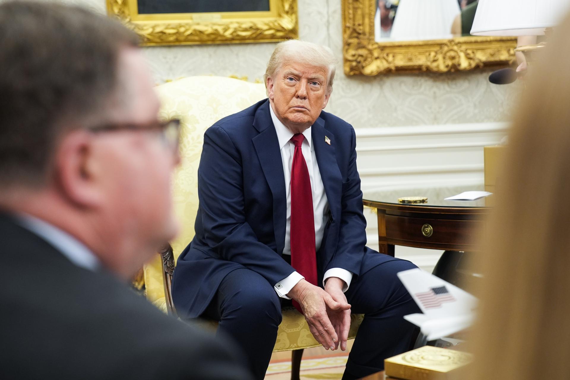El presidente de Estados Unidos, Donald Trump, en la Oficina Oval de la Casa Blanca en Washington, DC, EE.UU., el 14 de julio de 2025. EFE/EPA/Yuri Gripas / POOL