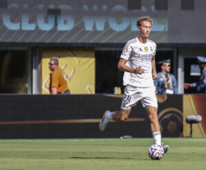 El central nerlandés Dean Huijsen se perderá por expulsión el partido de semifinales del Mundial de Clubes del Real Madrid contra el PSG. EFE/EPA/SARAH YENESEL