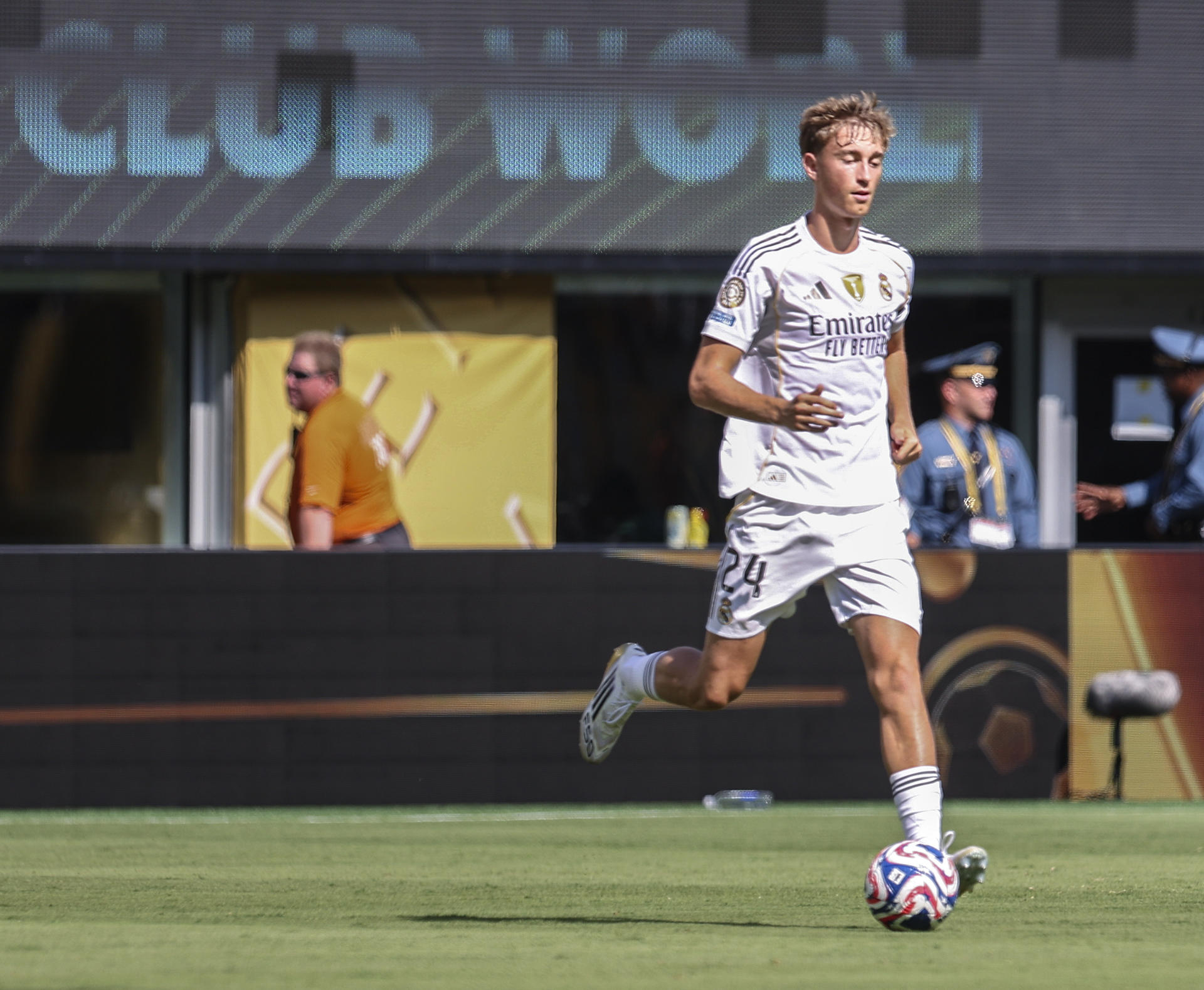 El central nerlandés Dean Huijsen se perderá por expulsión el partido de semifinales del Mundial de Clubes del Real Madrid contra el PSG. EFE/EPA/SARAH YENESEL