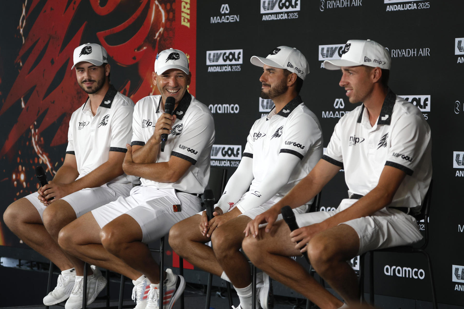 El jugador español y capitán del equipo Fireballs GC (full team), Sergio García (2i), junto a sus compañeros Josele Ballester (i), Abram Ancer (2d) y David Puig (d), durante la rueda de prensa ofrecida como presentación de la tercera edición del LIV Golf Andalucía 2025, el circuito de golf financiado por Arabia Saudí, que se jugará en el campo Real Club Valderrama en San Roque (Cádiz). /EFE/A.Carrasco Ragel.